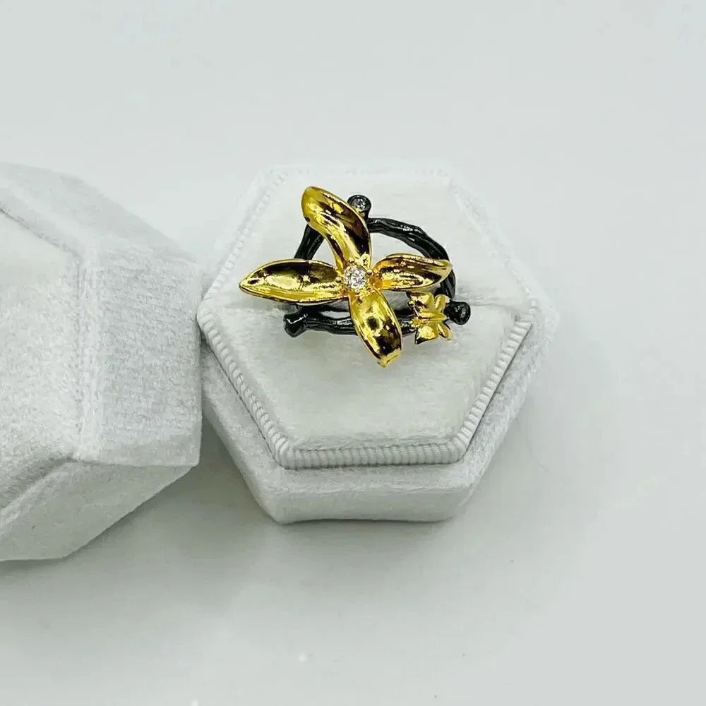 Elegant Flower Rhinestone Ring - Picture 5 of 6